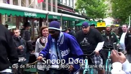 SNOOP DOGG À COFFEESHOP LE BULLDOG SUR LA BICYCLETTE À AMSTERDAM