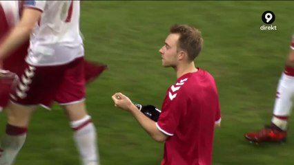 Le Danemark célèbre sa qualification au Mondial 2018 en arrosant un journaliste