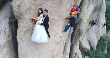 Çıtayı Arşa Taşıdılar! Çılgın Çift, Düğün Fotoğrafları İçin Dağa Tırmandı