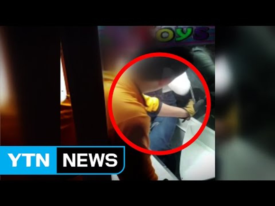[영상] "왜 안 뽑혀" 인형 뽑기 기계 들어갔다 119 구조 / YTN (Yes! Top News)