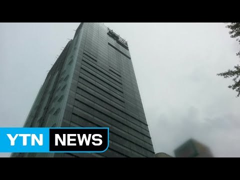 빌딩 20층 공사장 유리 떨어져 1명 부상 / YTN (Yes! Top News)