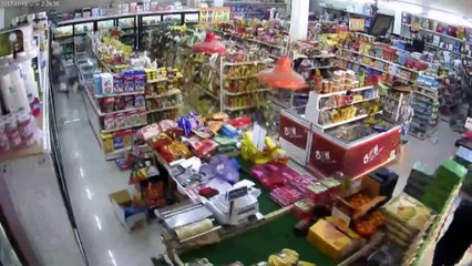 "한순간에 와르르" 아찔했던 순간 CCTV 생생포착 / YTN