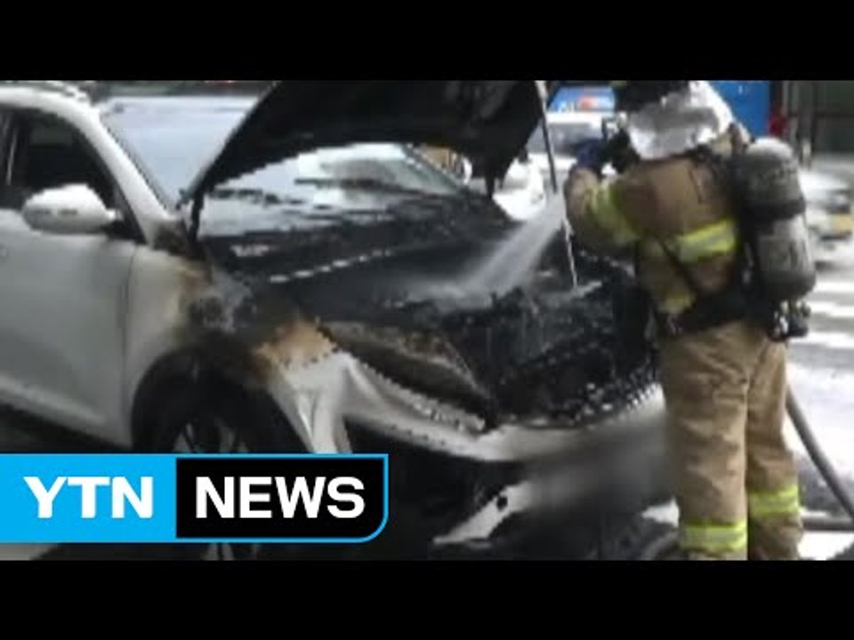 달리던 승용차에서 불...운전자 대피 / YTN (Yes! Top News)