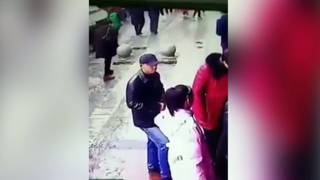 Lo último para robar teléfonos: el artista de las pinzas