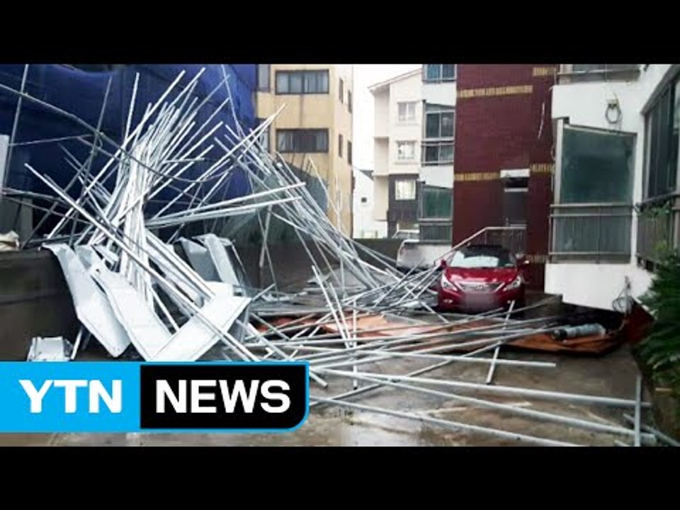 [영상단신] 제주도 공사장 건축 자재 추락...차량 2대 파손 / YTN (Yes! Top News)