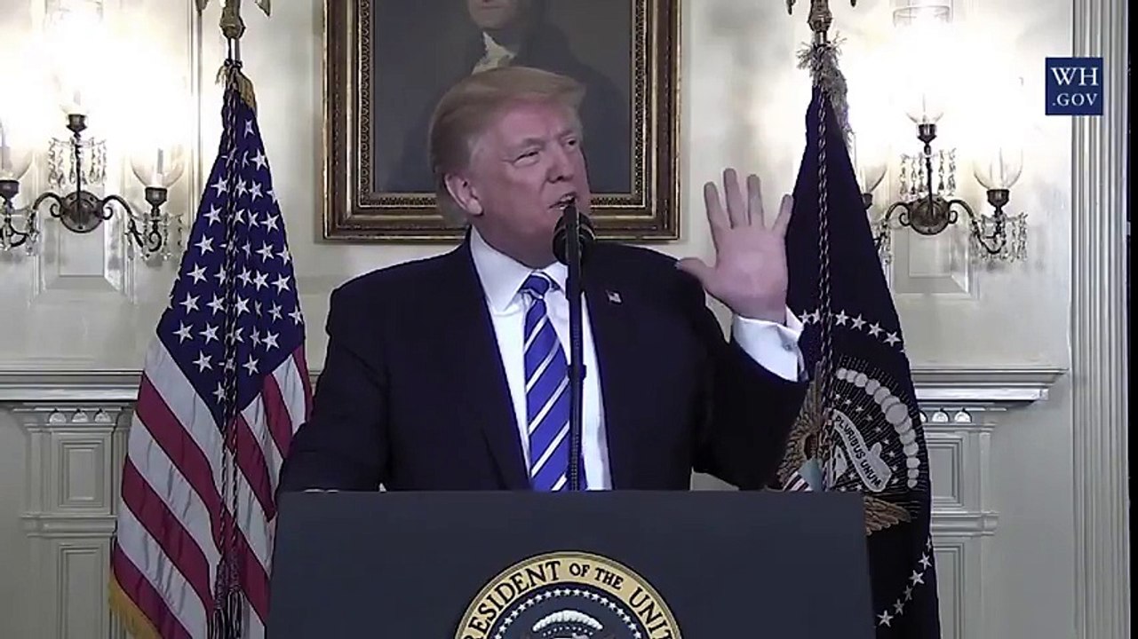 Donald Trump interrompt un discours pour boire sans prévenir...