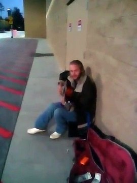 Ce sans-abri chante et joue de la guitare comme un dieu dans la rue !