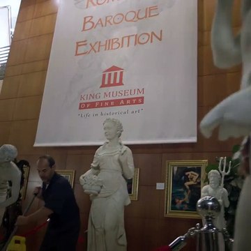 Une statue tente de s'échapper d'un musée