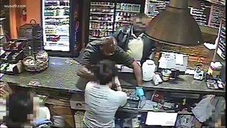 4 women fight off attempted robber