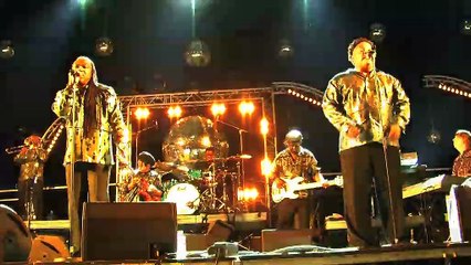 Les spectateurs de Earth, Wind and Fire heureux de leur concert.