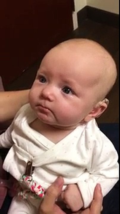 Un bébé sourd entend sa maman pour la première fois