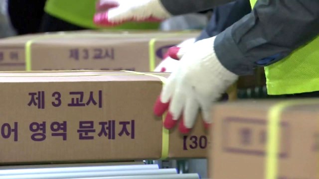 수능 연기에 시험지 보안 비상...철통 경비 / YTN