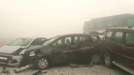 Des automobilistes roulent trop vite dans un épais brouillard