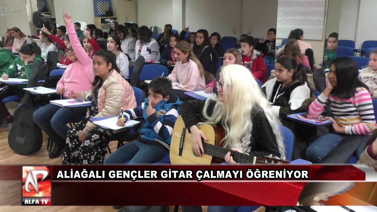 Aliağalı Gençler Gitar Çalmayı Öğreniyor