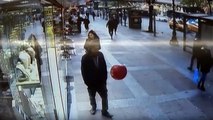 Ce débile tente un retourné acrobatique avec un ballon de baudruche en pleine rue... Mais pourquoi ?