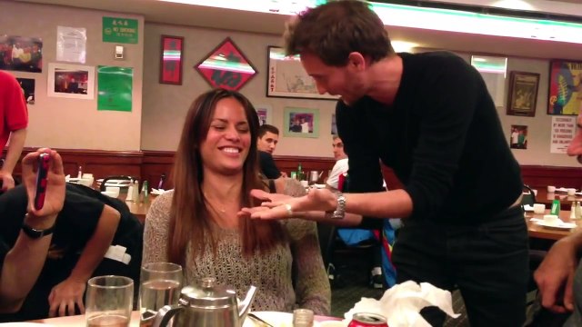 Ce mentaliste rend une femme folle en réalisant un tour de magie avec une boulette de papier