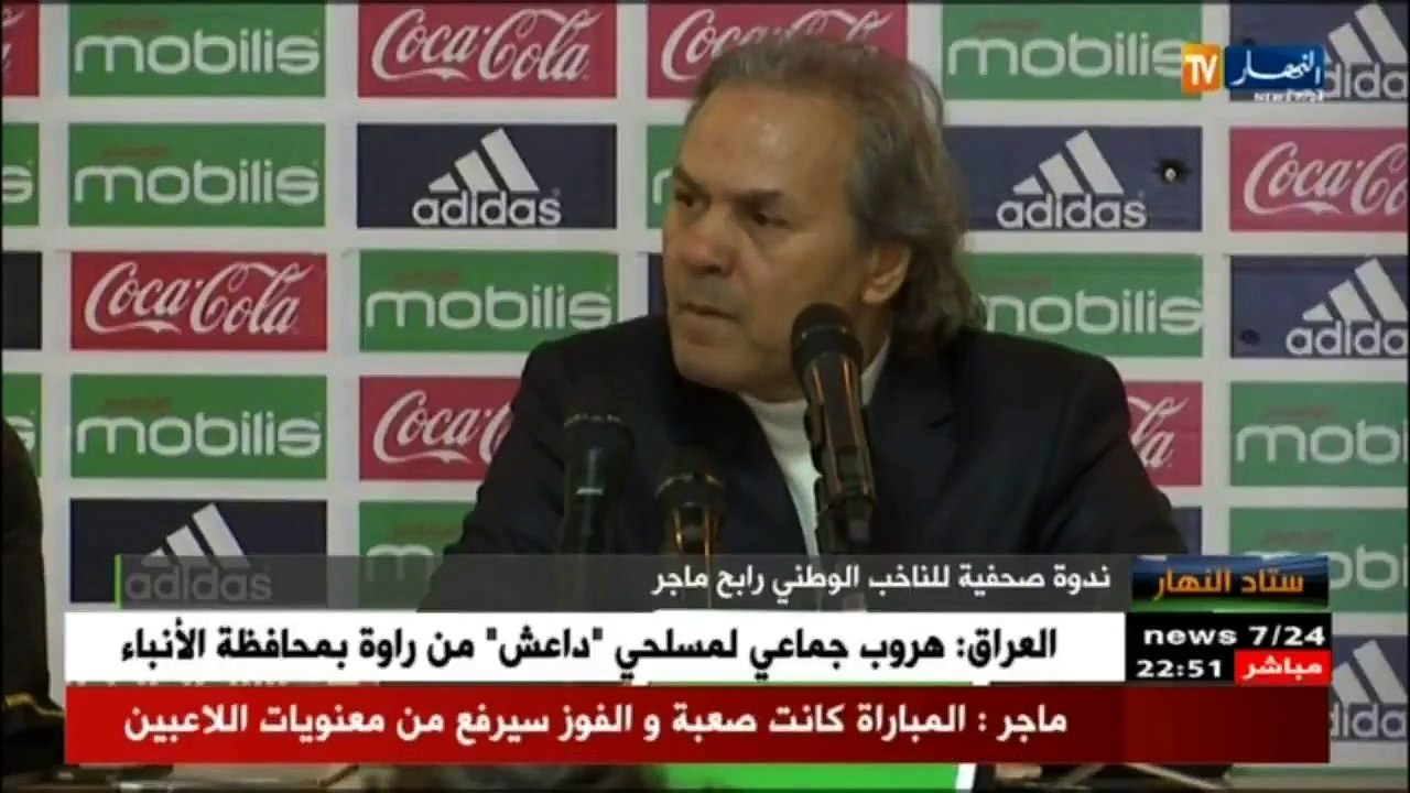 Le sélectionneur de football de l’équipe d’Algérie lynche un journaliste en pleine conférence de presse