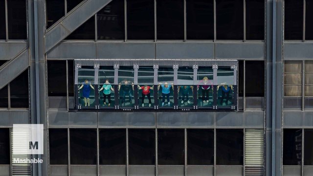 Tilting skyscraper window lets you hover 1,000 feet over Chicago