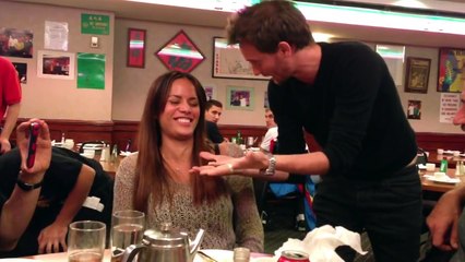 Un mentaliste fait un tour d emagie à une femme