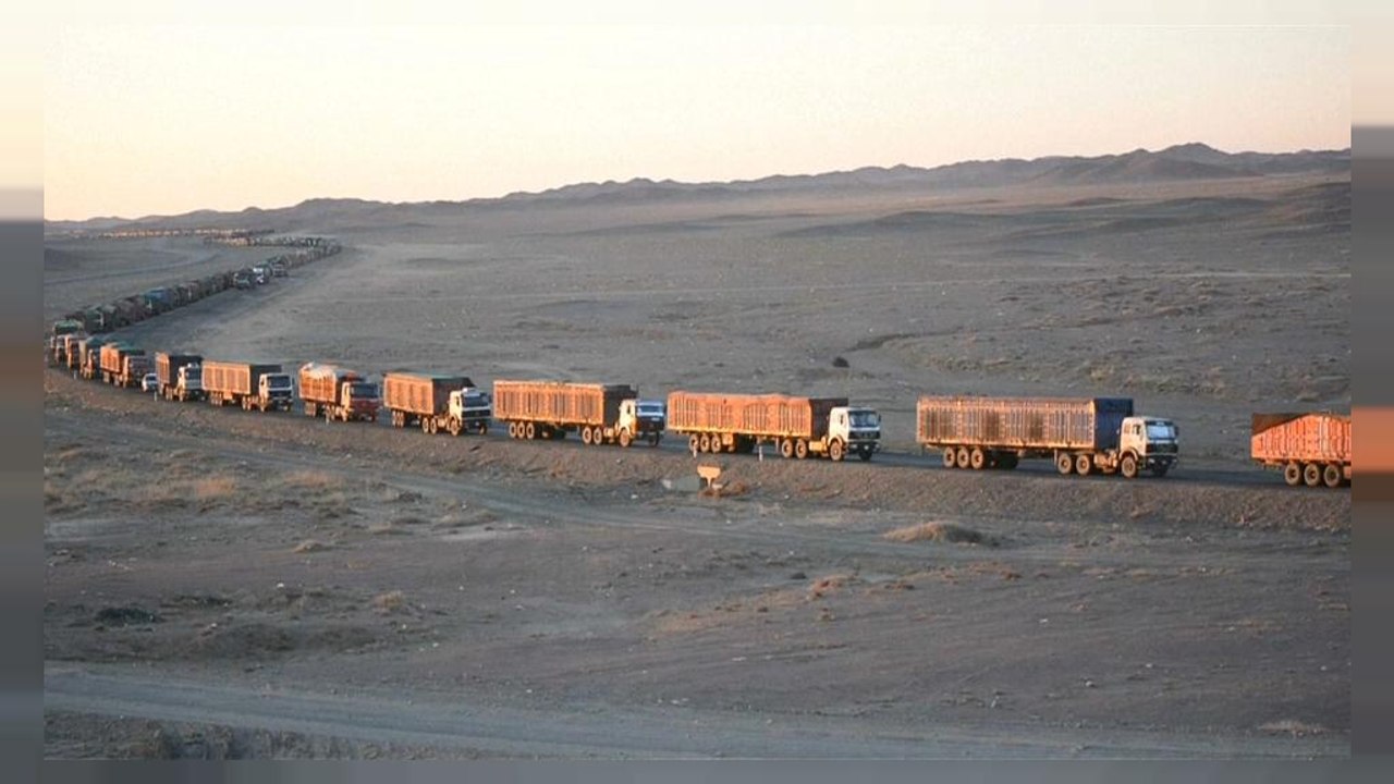 130 Kilometer Stau: Lastwagen stecken in der Mongolei fest