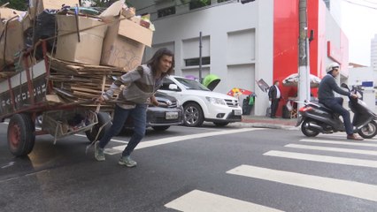 Con 400 kilos de basura a cuesta, el reciclaje en Brasil está en manos de mujeres