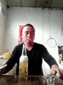 Ce chinois boit une bière avec des poissons vivants et de l'alcool en feu