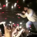 Drake menace un de ses fans qui touchait une femme dans son concert