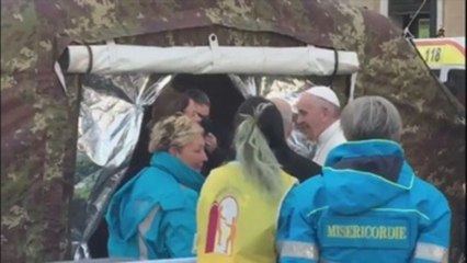 El papa visita un centro de asistencia para pobres en Vaticano