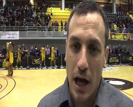 Le coach de Fos, Rémi Giuitta, soulagé de la victoire de ses joueurs ce soir