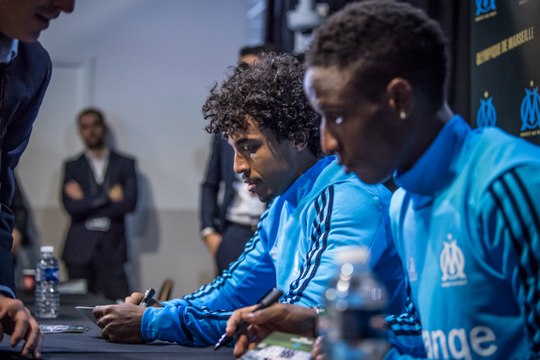 Luiz Gustavo et Bouna Sarr en séance dédicaces