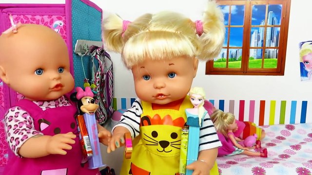 ¡NOS ATACA UNA ARAÑA! Bebés Nenuco Hermanitas Traviesas buscan regalos sorpresa Mundo Juguetes