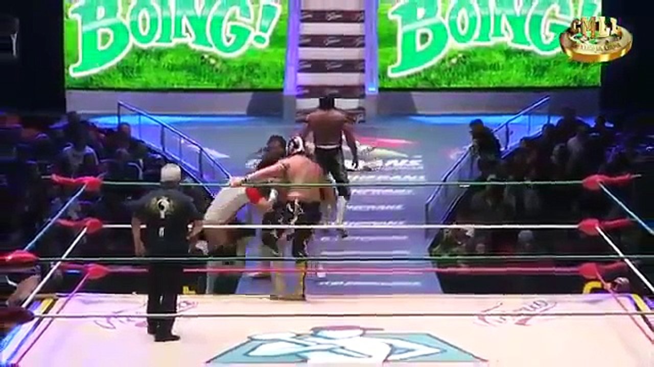 Último Guerrero le quita la máscara a Carístico.