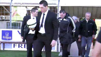 Les arbitres inspectent la pelouse de Pourcin deux heures avant le coup d'envoi