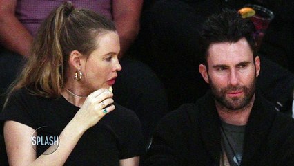 Tải video: Adam Levine and Behati Prinsloo Attend Lakers Game