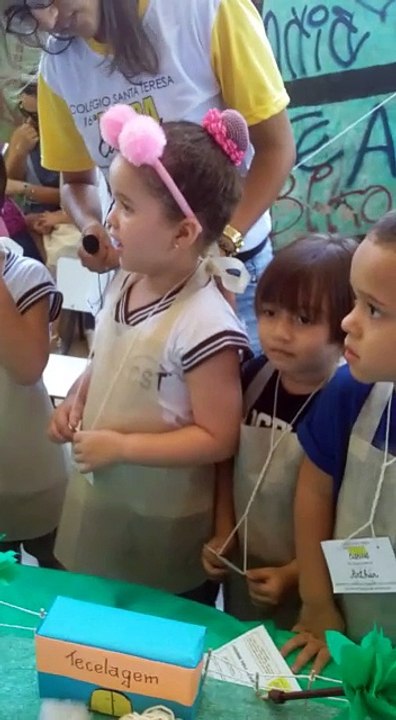 Ysabella na sua primeira feira de conhecimentos.