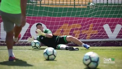 Jackson Follman entrena con el Chapecoense tras un año de la tragedia aérea