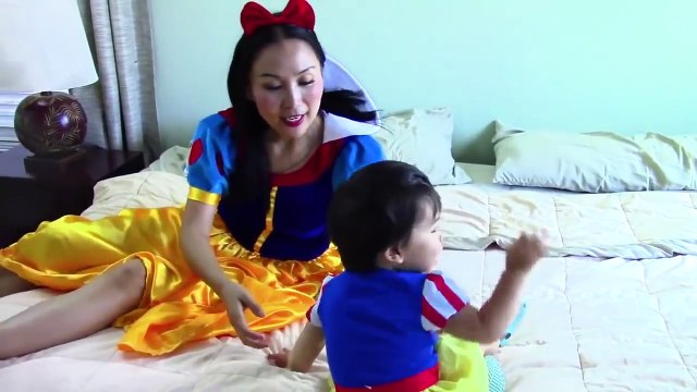 アリエルリトルマーメイドと結婚ジョーカー！ スパイダーマン、冷凍エルザ、悪事を働く面白いスーパーヒーローのビデオ