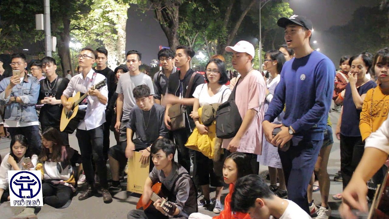 tuyen-tap-mashup-lac-troi-no-say-ben-tren-pho-di-bo-ha-noi