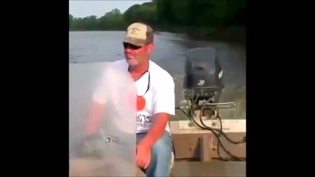 Il se prend une énorme claque par un poisson...