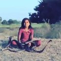 Cette fillette a été élevée entourée de serpents cobras et elle n'en a plus peur du tout
