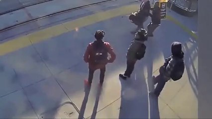 Il sauve un aveugle sur le point d'etre heurté par un train... Héro du jour