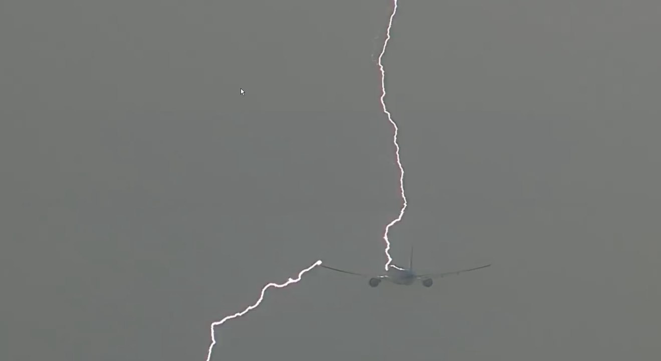 Grosse frayeur pour les passagers d'un vol Amsterdam-Lima: la foudre s'abat sur leur avion