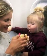 FUNNY VIDEO little cute baby eat burger hahahah .mp4