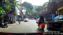 Đang bon bon trên đường, xe máy bất chợt bùng cháy dữ dội suýt thiêu sống 2 cô gái