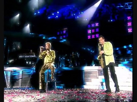 Johnny Hallyday chante Aimer vivre lors de son concert à la Tour Eiffel en 2000