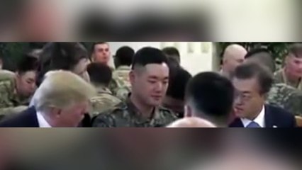 Sentado entre Trump y Abe: soldado pasa momento incómodo