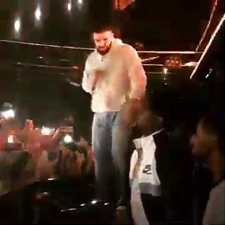 Drake interpelle un agresseur sexuel en plein concert : « je vais te défoncer si tu continues »