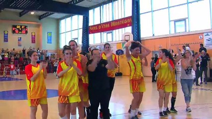 Revivez l'ambiance après la victoire et le passage à la douche des entraîneurs.