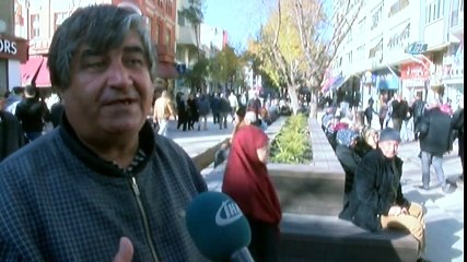 Sesiyle Dinleyenleri Şaşırtıyor