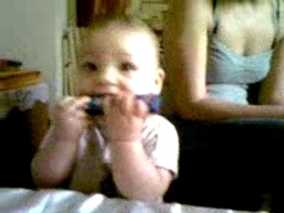 Esteban fait de l'harmonica